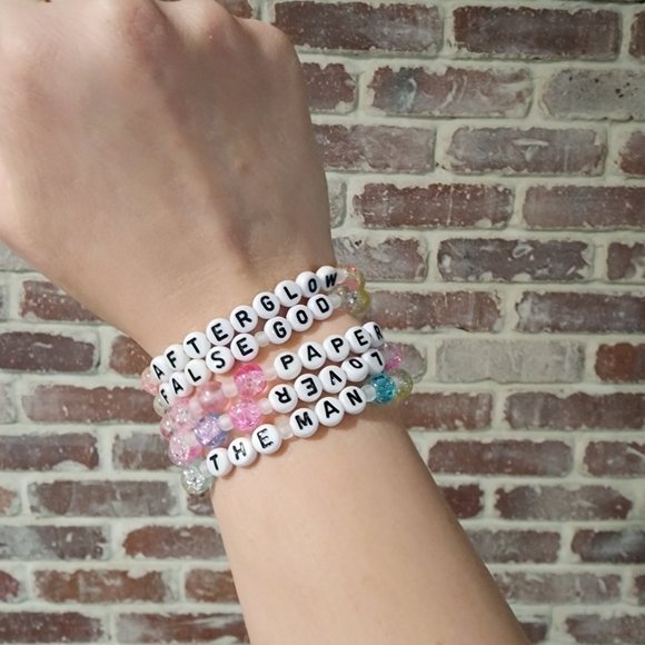 Swiftmas Lover Friendship Bracelet Ornament - Picture 8 of 9